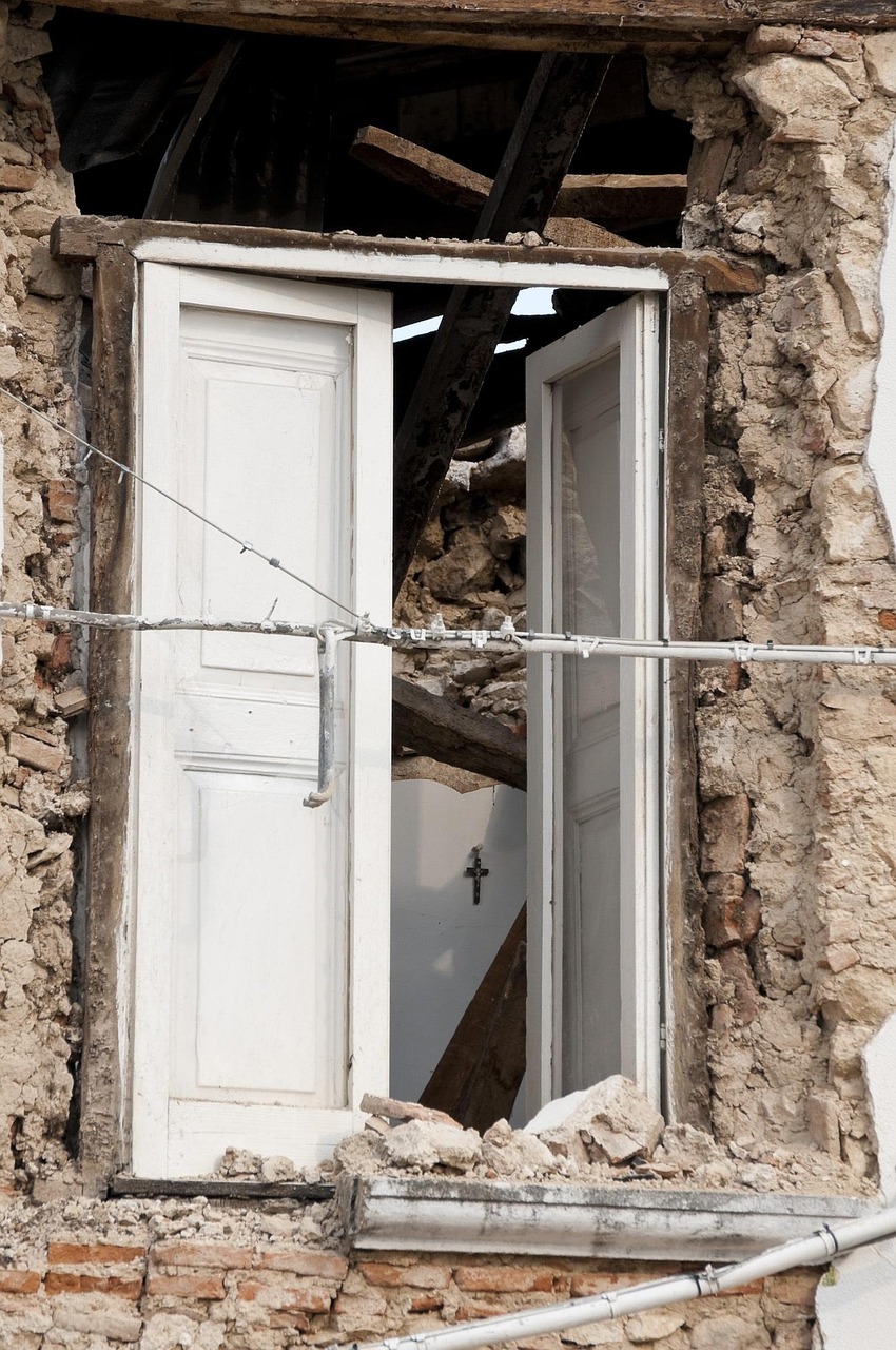 découvrez tout sur les tremblements de terre : causes, mécanismes, conséquences et mesures de sécurité. informez-vous sur la prévention et la préparation face à ce phénomène naturel.