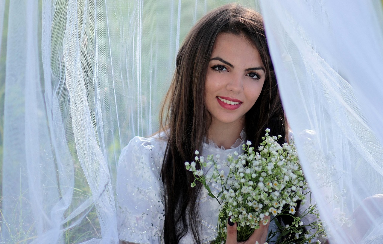 découvrez l'univers mystérieux du voile, son histoire, son symbolisme et ses diverses significations à travers les cultures. plongez dans l'art du drapé et les traditions qui l'entourent.