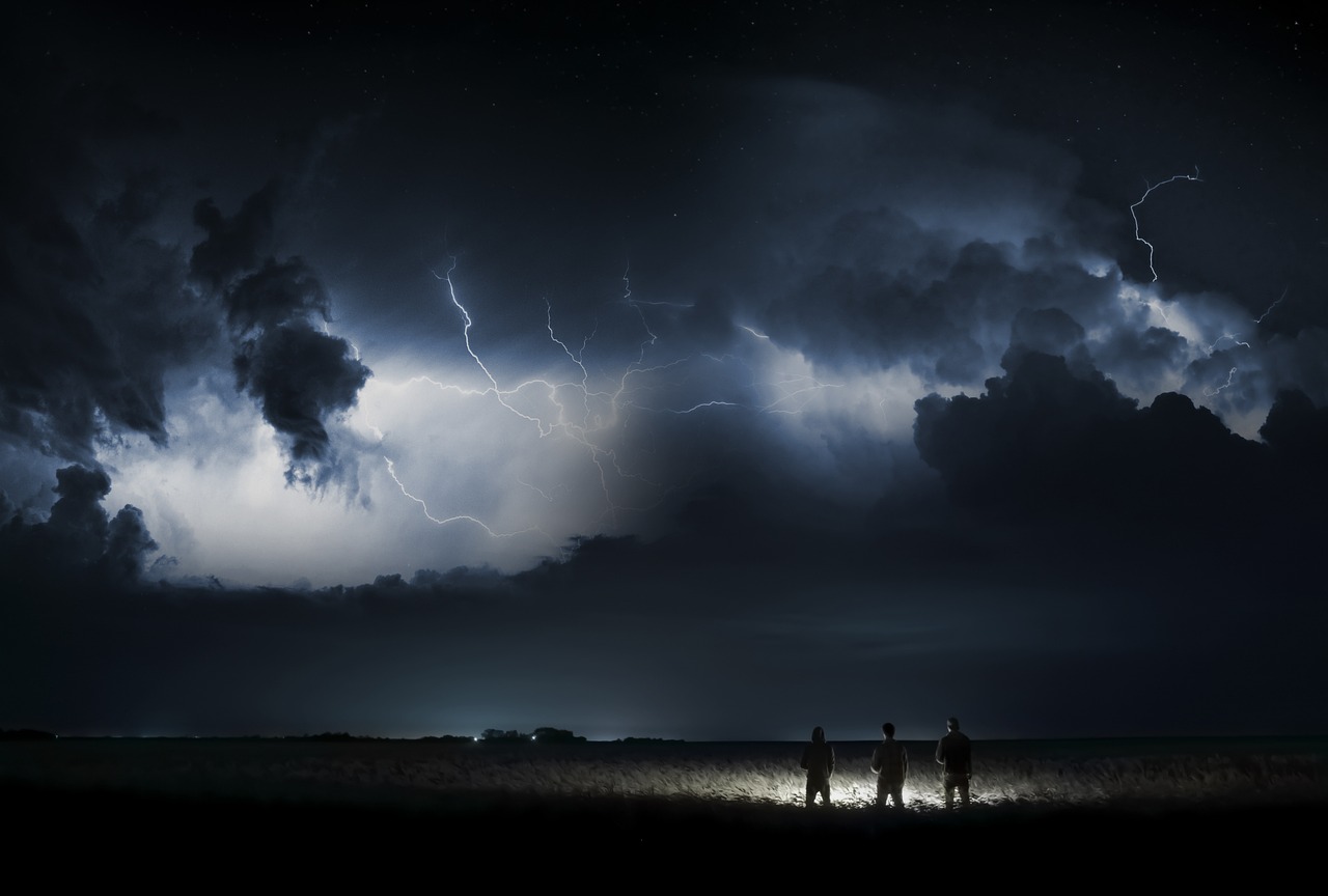 découvrez tout sur les orages : leurs causes, caractéristiques et impacts sur notre environnement. apprenez à vous préparer et à vous protéger face à ces incroyables phénomènes météorologiques.