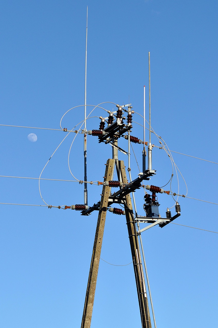 Les tensions France-Algérie : Paris prévoit de renvoyer des diplomates algériens et affirme qu&rsquo;Alger a mis en pause l&rsquo;accord de 2013