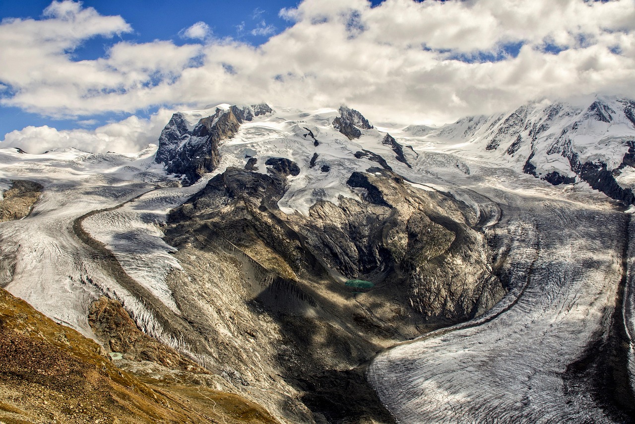 découvrez le monde fascinant des glaciers : leur formation, leur rôle essentiel dans l'écosystème et les conséquences du changement climatique sur ces géants de glace. plongez dans l'univers des glaciers et leur beauté spectaculaire à travers des paysages époustouflants.