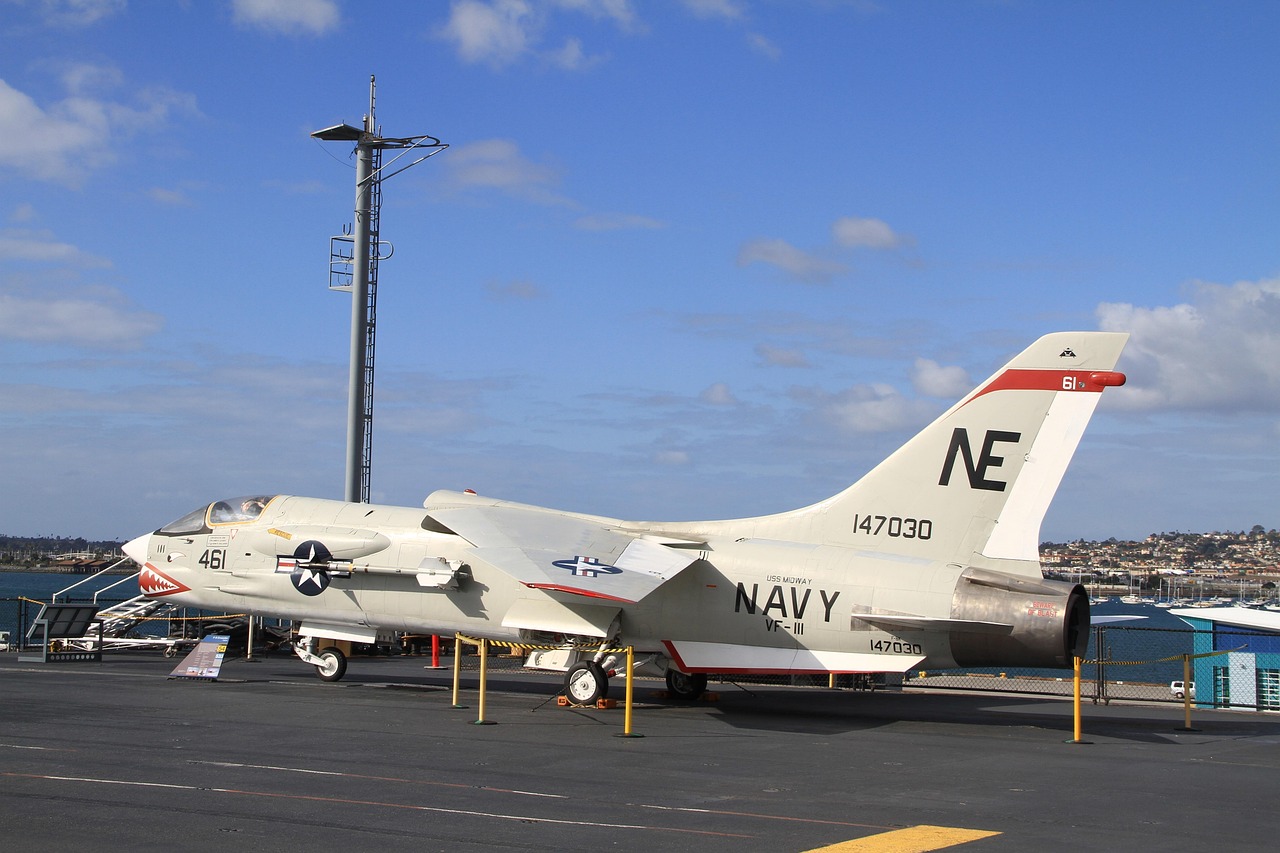 découvrez tout sur les porte-avions, ces navires militaires puissants conçus pour projeter la force aérienne en mer et soutenir les opérations navales.